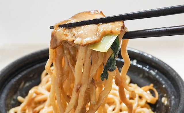 913kcal!ローソン×ジャンクガレッジの”まぜそば”がジャンキーすぎた!