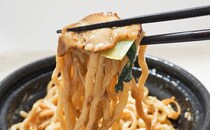 913kcal！ローソン×ジャンクガレッジの”まぜそば”がジャンキーすぎた！