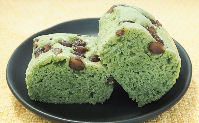 ローソンで発見した”緑の生地と黒いつぶつぶ”のパンを買ってみた!