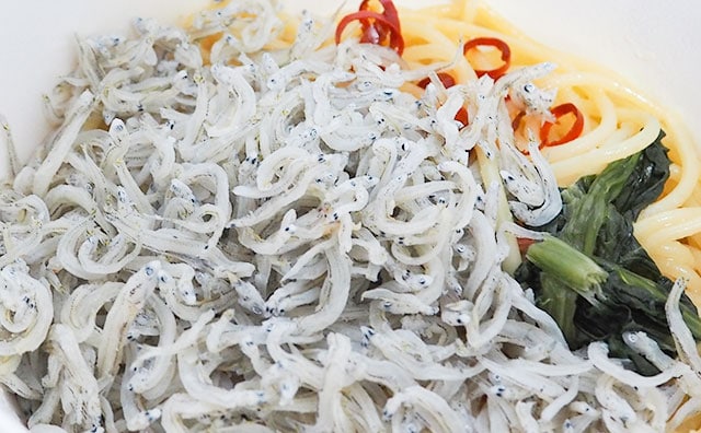 えげつない量…ローソンのパスタが「しらす」で埋め尽くされてる!