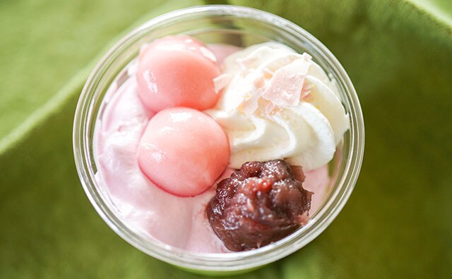 セブン新作スイーツ「桜と宇治抹茶のパフェ」は白玉がとろけるウマさでした！