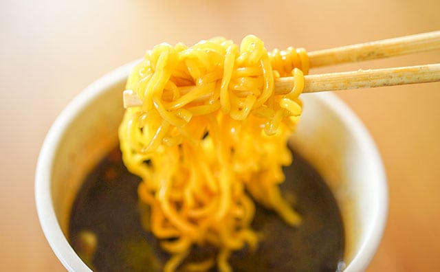 なにこれ？セブンの真っ黒な新作カップ麺が意外すぎる味わいだった！