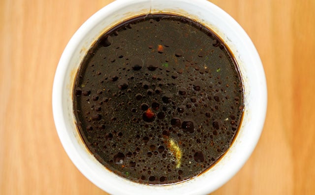 なにこれ？セブンの真っ黒な新作カップ麺が意外すぎる味わいだった！