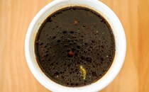 なにこれ？セブンの真っ黒な新作カップ麺が意外すぎる味わいだった！