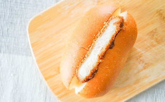 200円以下で肉厚！セブンの「とんかつコッペ」は食べごたえアリ！