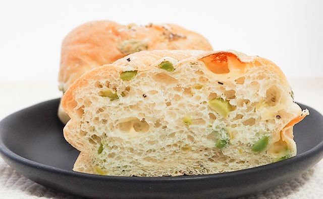 素材が生きてる！黒胡椒とオリーブオイルが決め手のマチノパン