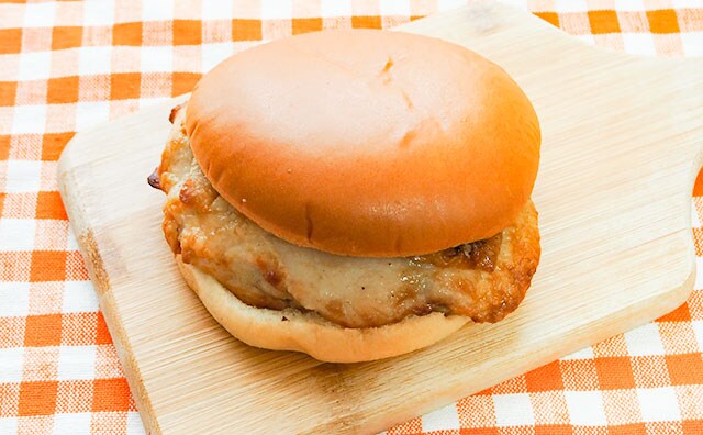 ローソンさんやりすぎ！チキンステーキをまるごと入れたらそりゃはみ出ますよ…