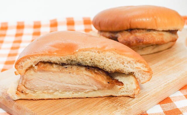 ローソンさんやりすぎ！チキンステーキをまるごと入れたらそりゃはみ出ますよ…