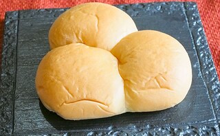 スリル満点!? 布袋寅泰コラボのカレーパンでロシアンルーレット