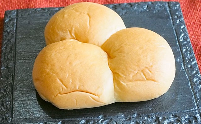 スリル満点!? 布袋寅泰コラボのカレーパンでロシアンルーレット