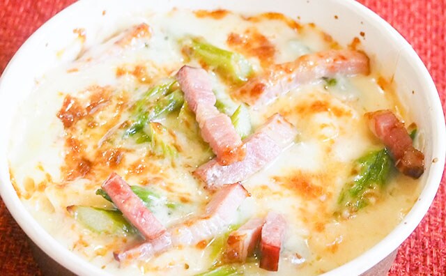 アスパラがシャキシャキ!セブンのグラタン、めっちゃおいしいよ!!