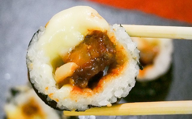 韓国グルメをローソンで!「チーズキンパ」が辛くてうまい!