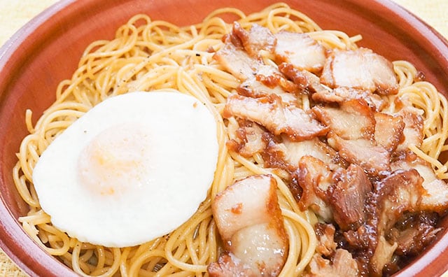 衝撃のガーリック感！ローソンの大盛パスタは肉も味わえる！