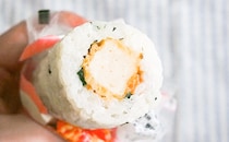 ローソンの新感覚おにぎりに新作！「梅しそチキン」を食べてみた