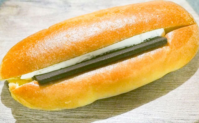 パリッと甘～い！板チョコをドーンとぶち込んだ菓子パンって？