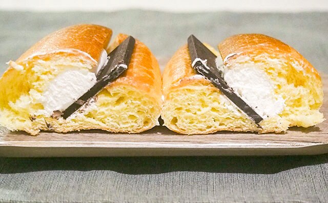 パリッと甘～い！板チョコをドーンとぶち込んだ菓子パンって？