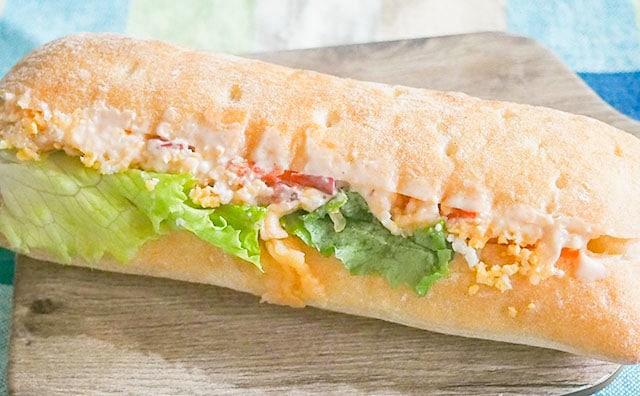 ひとりランチにピッタリ!えびがプリップリのカフェ風サンド登場