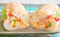 ひとりランチにピッタリ！えびがプリップリのカフェ風サンド登場