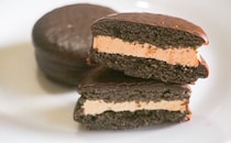 キャラメルが香る！ファミマ限定チョコパイはまさに“至福”!?