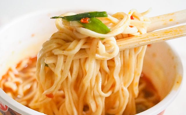 辛さレベル4!人気店のカップ麺はファミマ限定!