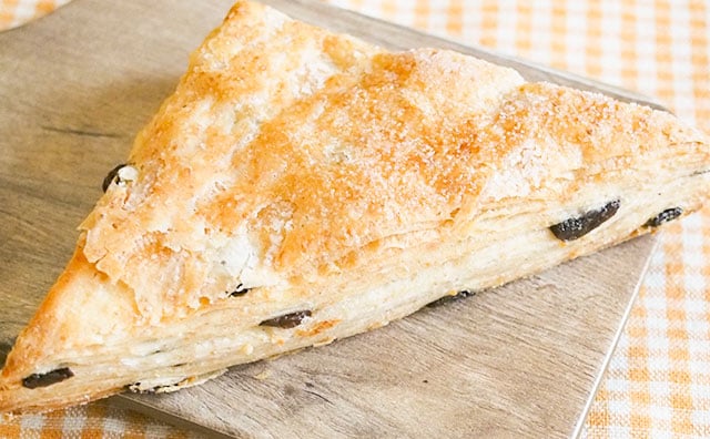 ホロッと甘~い!ファミマのこれ、パイなの?スコーンなの?