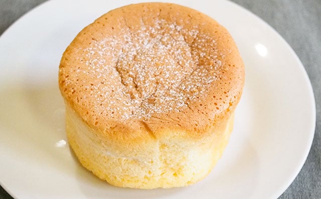 【大胆】ファミマのパンケーキの中には“あれ”がまるごと！！