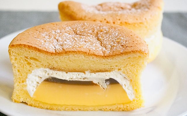 【大胆】ファミマのパンケーキの中には“あれ”がまるごと！！