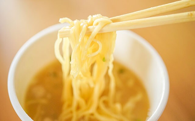 セブンの新作カップ麺!とんこつなのに超さわやかで美味!