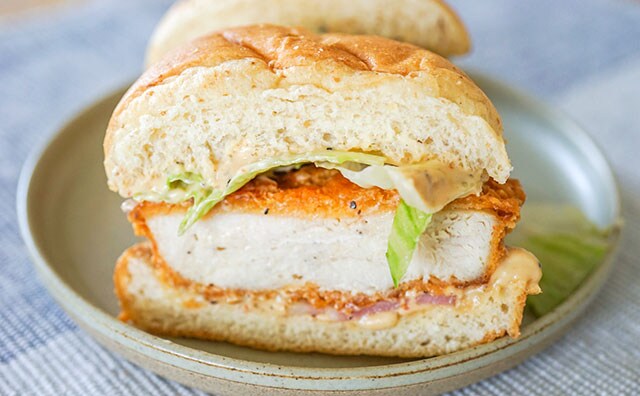 肉厚チキンがドンッ!ケンタッキーの新作サンドはやみつき味でした!