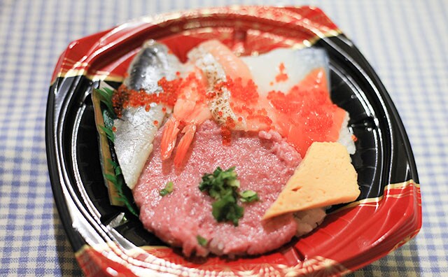 豪華すぎない!? ファミマの海鮮丼は6種盛りで598円！