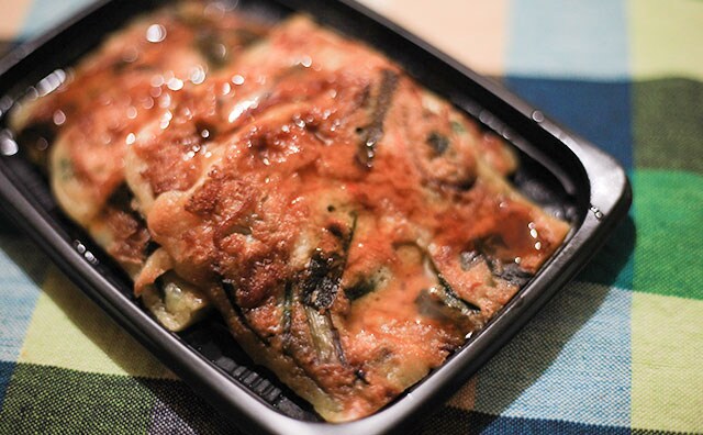 ファミマで韓国グルメ！「海鮮チヂミ」がもちうまでした！！