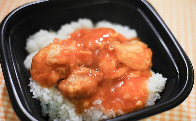 【ファミマ】ピリッ、プリッ　「エビチリ丼」はごはんが進む系弁当でした