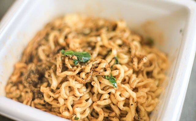 黒い！ファミマ限定カップ麺で札幌の人気店の味を再現！