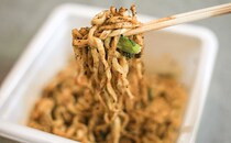 黒い！ファミマ限定カップ麺で札幌の人気店の味を再現！