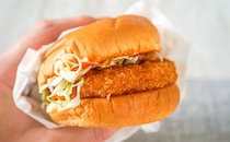 モスの新作バーガー、たった30円高いだけなのに超贅沢な味がした！