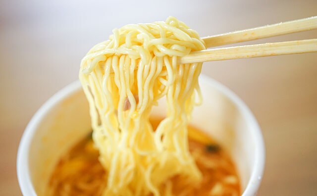 お湯を注ぐだけで高級中華!老舗の味を楽しめるカップ麺がクセになる!