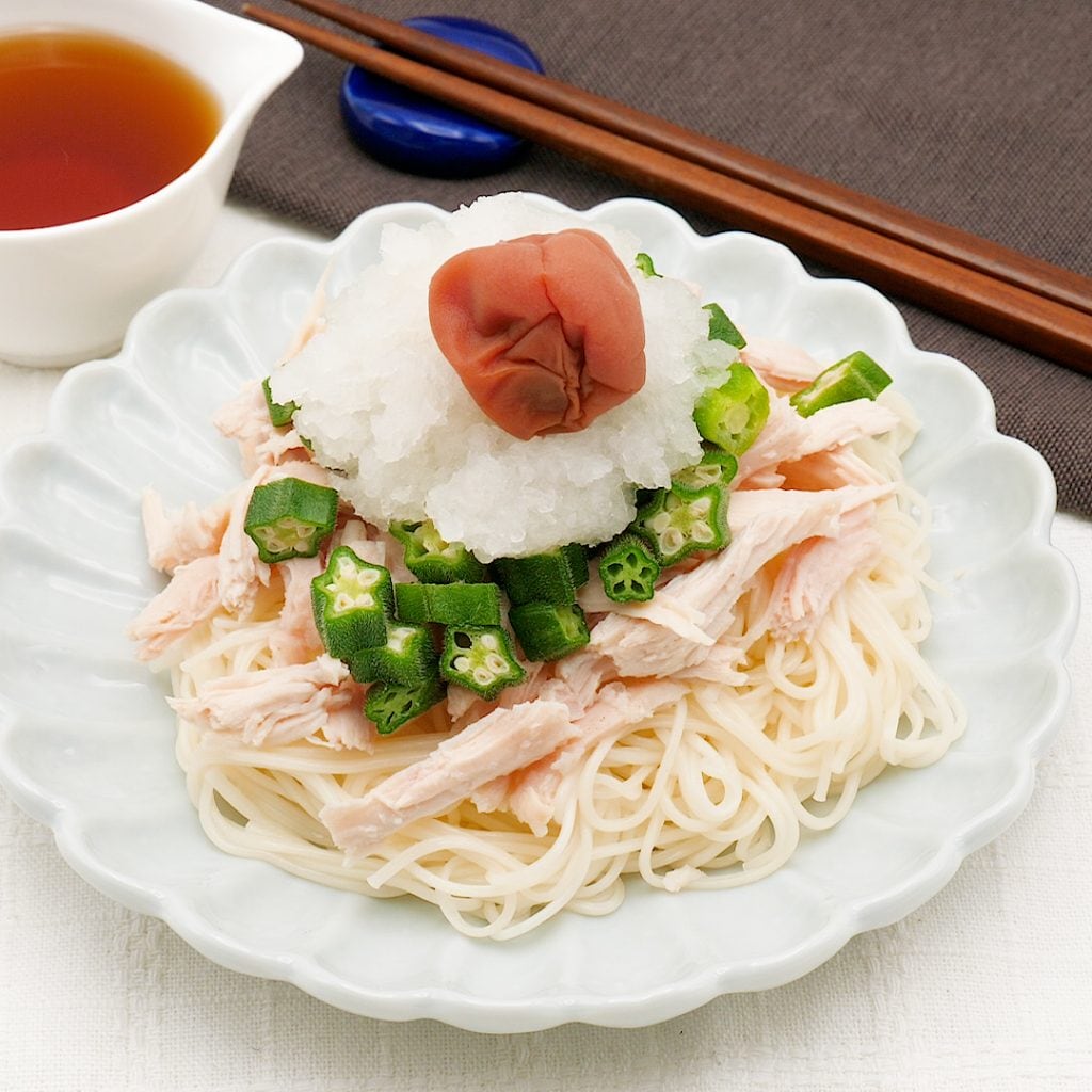 さっぱり食べられる　サラダチキンと梅おろしのそうめん（おとな／妊娠中）