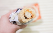 サクッとガッツリ！ローソンの「スティックおにぎり」に新作出た！！