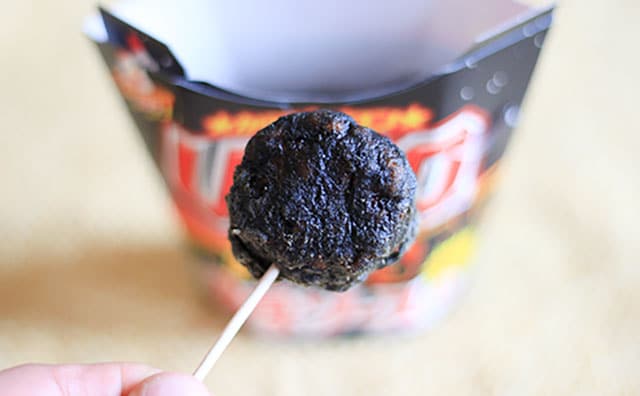 ビジュアル爆発!からあげクンの新作は真っ黒でインパクトありすぎ!