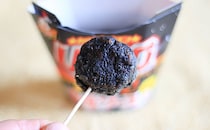 ビジュアル爆発！からあげクンの新作は真っ黒でインパクトありすぎ！