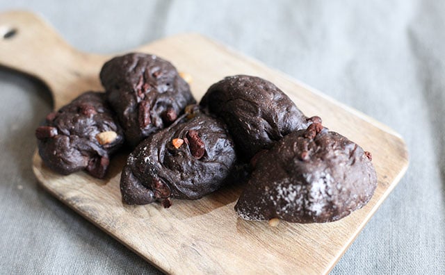 ローソンの黒いやつ、うますぎる…！ちょっぴり大人な新作パンは絶対買い！