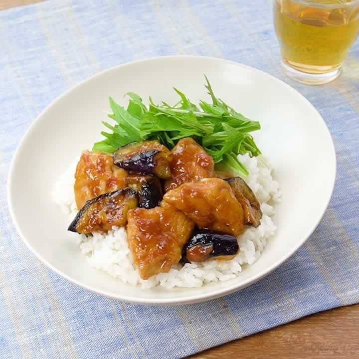 ごはんがすすむ！なすと鶏肉の甘辛梅ポン酢丼