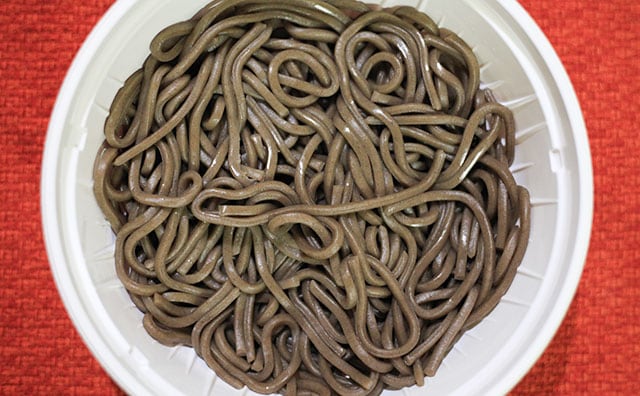 パンチありまくり！ファミマにガッツリ系の新感覚そば登場！！