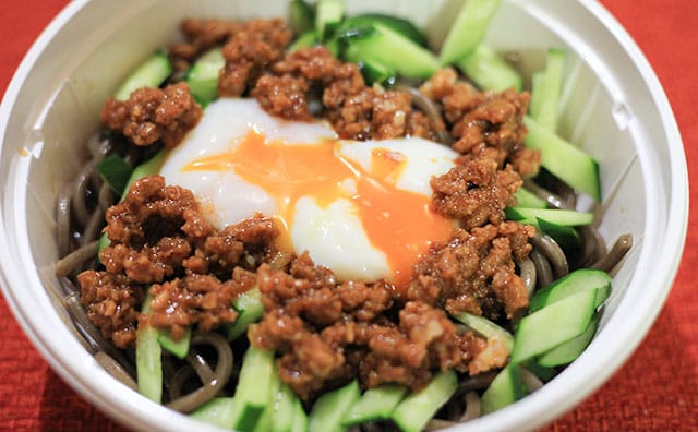 パンチありまくり！ファミマにガッツリ系の新感覚そば登場！！