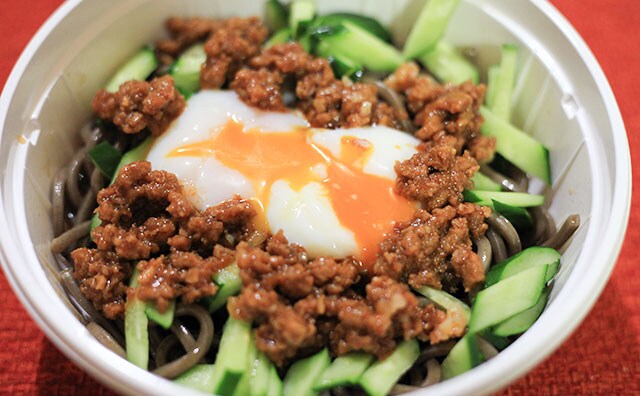 パンチありまくり！ファミマにガッツリ系の新感覚そば登場！！