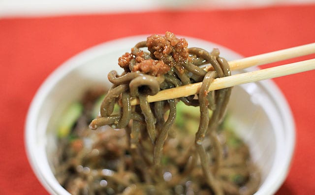 パンチありまくり！ファミマにガッツリ系の新感覚そば登場！！