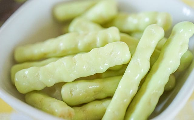 炭酸も再現!? クリームソーダ味の「小枝」が意外とウマかった！