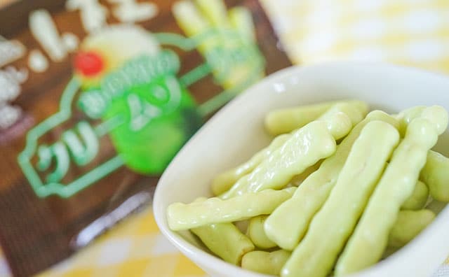 炭酸も再現!? クリームソーダ味の「小枝」が意外とウマかった！