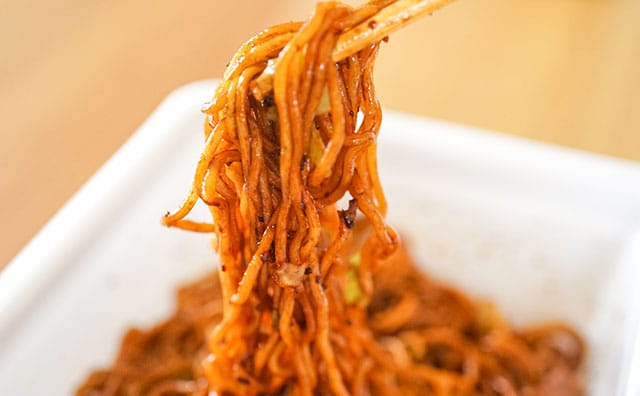 この限定カップ焼そば、商品パッケージに偽りなしすぎる！