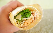 「ハマりそう」「毎日食べてる」セブンのラップロールは具たっぷりでウマイ！